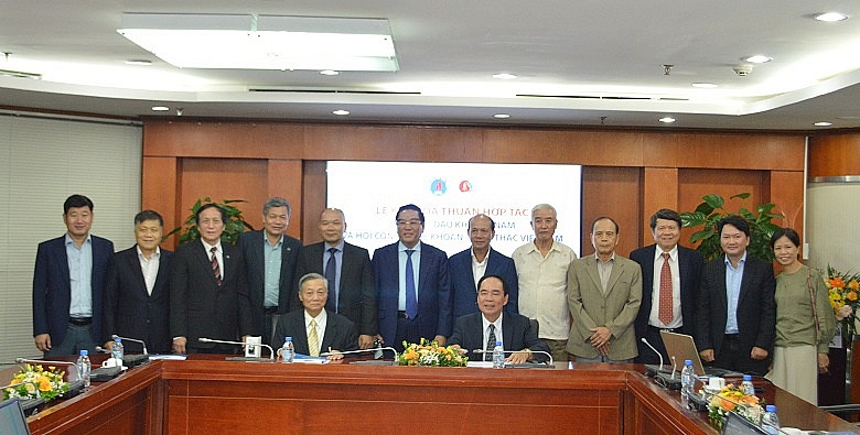 TS Nguyễn Quốc Thập và PGS TS Nguyễn Xuân Thảo đại diện hai Hội ký kết thỏa thuận hợp tác.