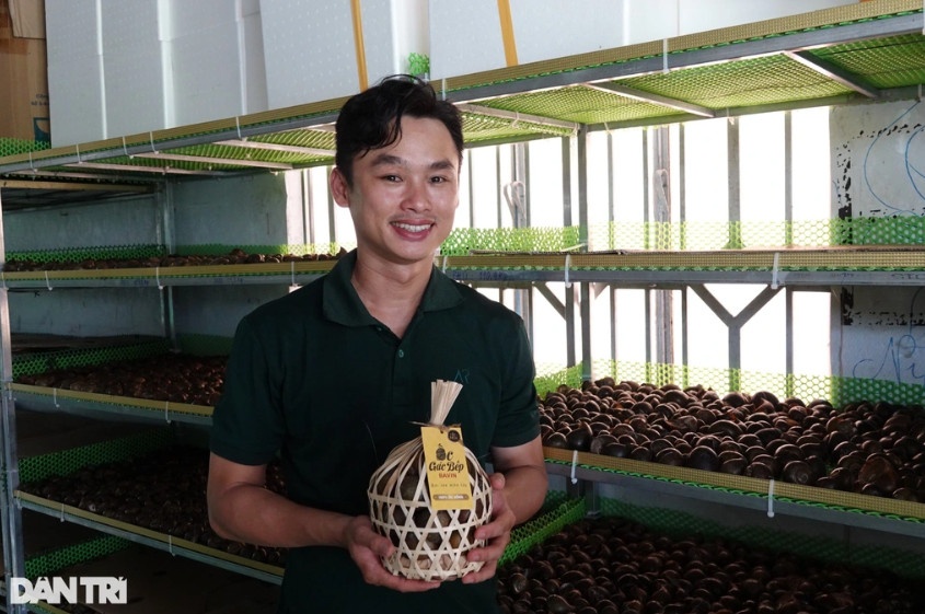 Anh Vinh chuẩn bị lập trang trại nuôi ốc lác số lượng lớn để sản xuất ốc lác gác bếp (Ảnh: Bảo Kỳ).