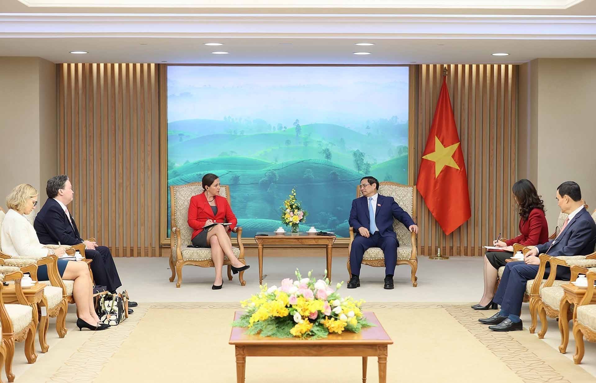 Thủ tướng Phạm Minh Chính tiếp Kinh tế trưởng Bộ Ngoại giao Hoa Kỳ Emily Blanchard. (Nguồn: TTXVN)