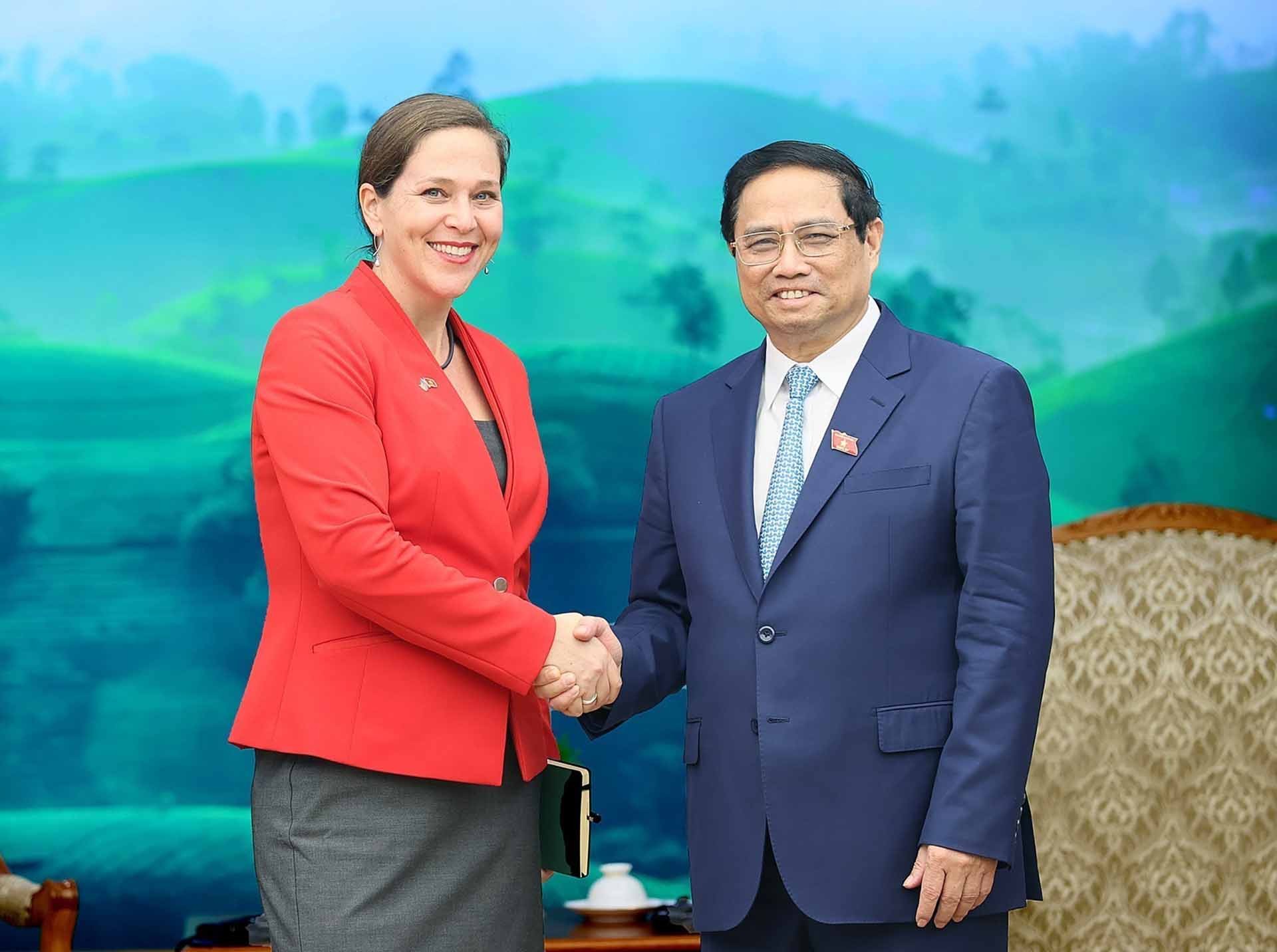 Thủ tướng Phạm Minh Chính tiếp Kinh tế trưởng Bộ Ngoại giao Hoa Kỳ Emily Blanchard. (Nguồn: TTXVN)