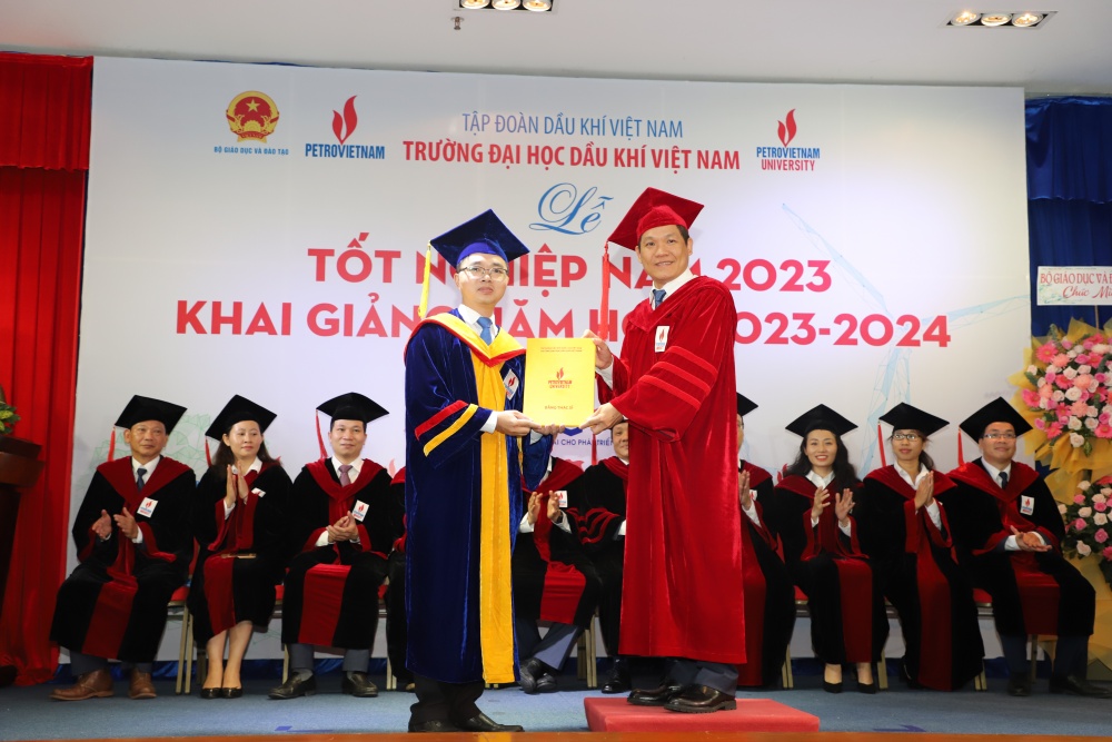 28-NTHT-AB-0002-08: TS. Phan Minh Quốc Bình chúc mừng và  trao bằng tốt nghiệp cho tân Thạc sĩ.