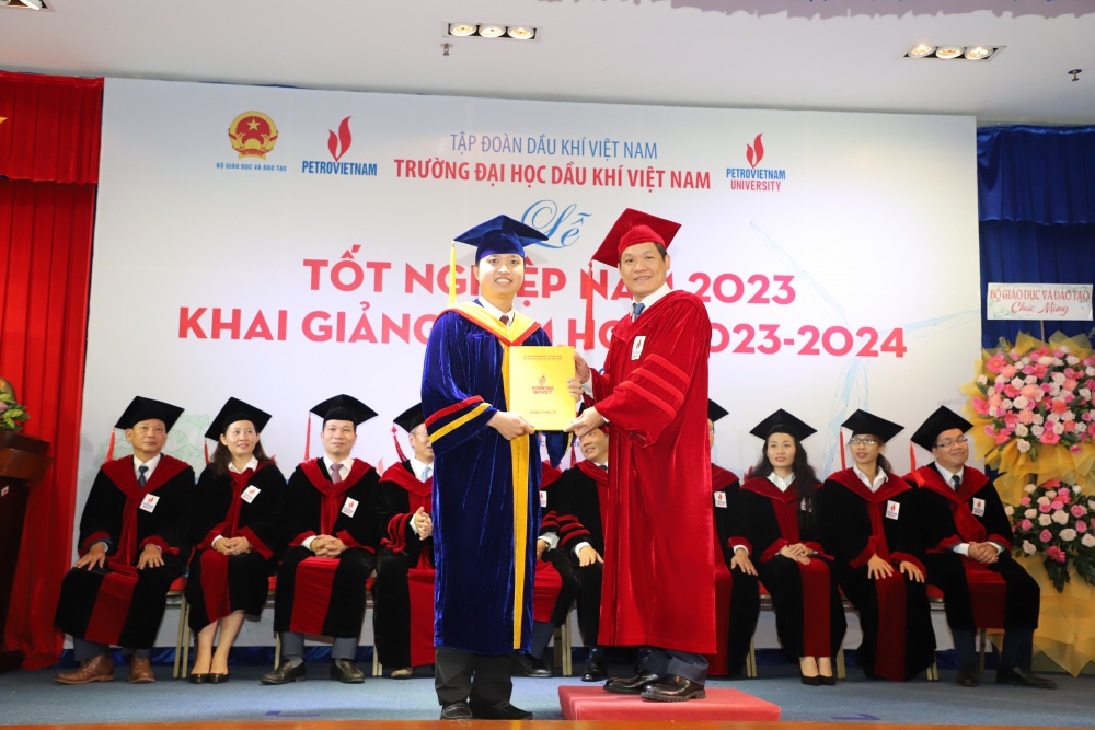 28-NTHT-AB-0002-09: TS. Phan Minh Quốc Bình chúc mừng và  trao bằng tốt nghiệp cho tân Thạc sĩ.