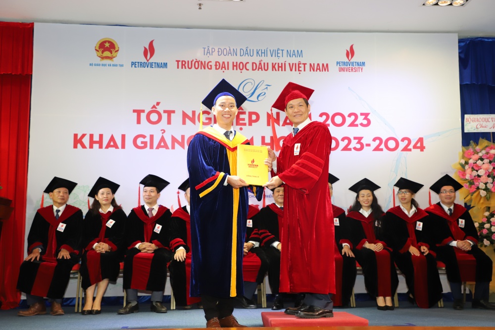 28-NTHT-AB-0002-10: TS. Phan Minh Quốc Bình chúc mừng và  trao bằng tốt nghiệp cho tân Thạc sĩ.