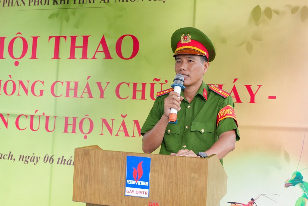 Thiếu Tá Nguyễn Hải Ninh – Cán bộ Đội PCCC&CNCH Khu vực Nhơn Trạch đại diện Tổ Trọng tài phát biểu tại Hội thao