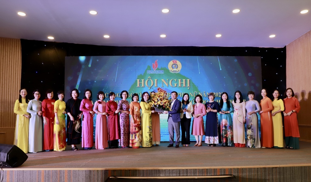 Lãnh đạo Tập đoàn tặng hoa và chụp ảnh lưu niệm cùng chị em trong Hội nghị Lãnh đạo Tập đoàn tặng hoa và chụp ảnh lưu niệm cùng chị em trong Hội nghị
