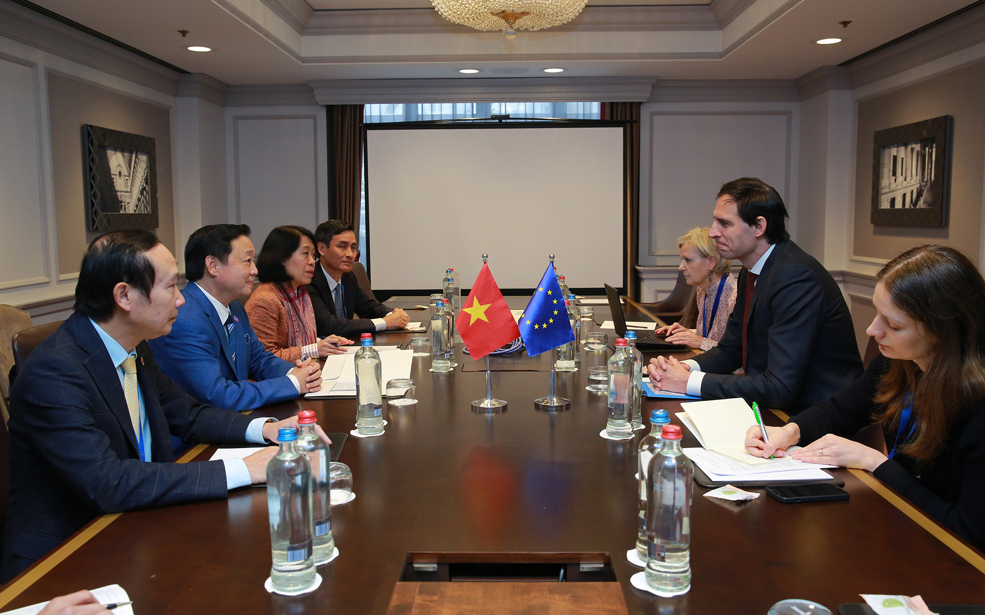 Phó Thủ tướng Chính phủ Trần Hồng Hà  tiếp xúc song phương tại Bỉ