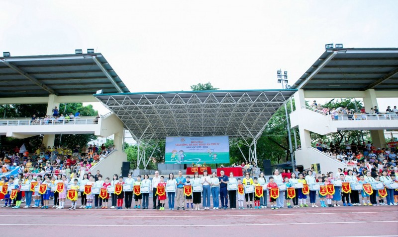 Hàng trăm học sinh Tiểu học Dịch Vọng A (Hà Nội)  tranh tài tại “Giải bóng đá học sinh lần thứ IV năm học 2023-2024
