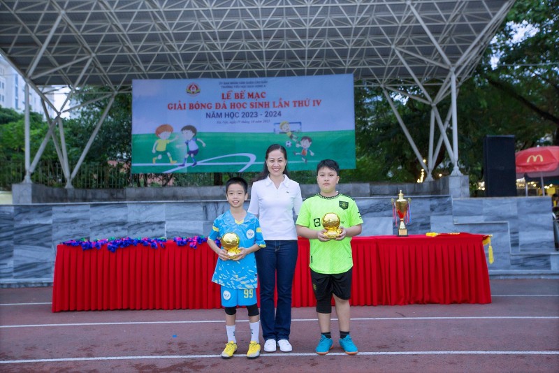 Hàng trăm học sinh Tiểu học Dịch Vọng A (Hà Nội)  tranh tài tại “Giải bóng đá học sinh lần thứ IV năm học 2023-2024&quot;