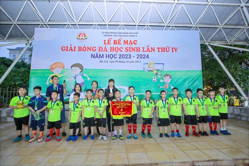 Hàng trăm học sinh Tiểu học Dịch Vọng A (Hà Nội)  tranh tài tại “Giải bóng đá học sinh lần thứ IV năm học 2023-2024&quot;