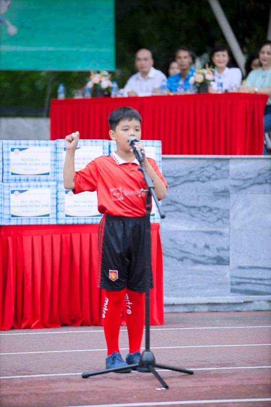 Hàng trăm học sinh Tiểu học Dịch Vọng A (Hà Nội)  tranh tài tại “Giải bóng đá học sinh lần thứ IV năm học 2023-2024
