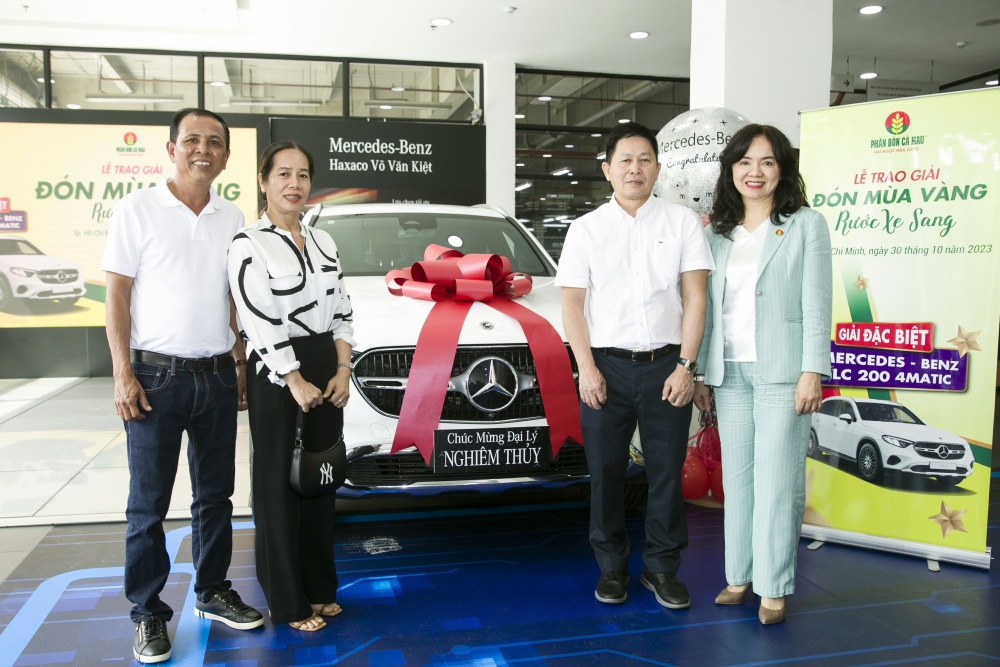Phân Bón Cà Mau trao xe Mercedes cho khách trúng thưởng 
