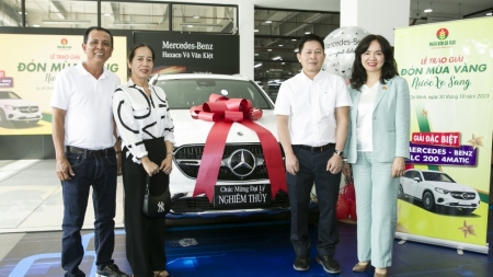 Phân Bón Cà Mau trao xe Mercedes cho khách trúng thưởng "Đón mùa vàng – Rước xe sang"
