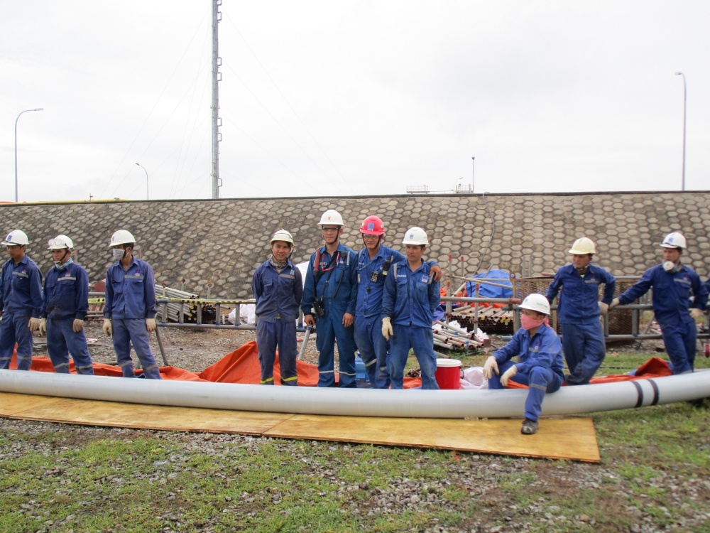 13-LTH-AD-0001: Đoàn kết là sức mạnh: Lắp đặt thay thế đường ống lupdran line cho bể chứa dầu thô TK-6001B.