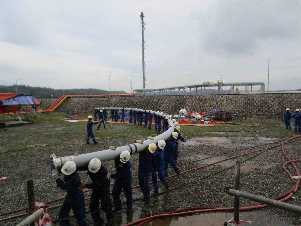 13-LTH-AD-0002: Đoàn kết là sức mạnh: Lắp đặt thay thế đường ống lupdran line cho bể chứa dầu thô TK-6001B.