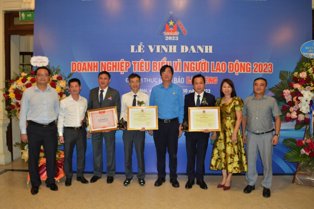 Lãnh đạo Công đoàn Dầu khí Việt Nam chúc mừng các doanh nghiệp được vinh danh.