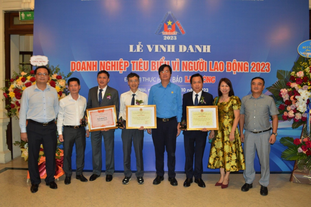 Lãnh đạo Công đoàn Dầu khí Việt Nam chúc mừng các doanh nghiệp được vinh danh. Lãnh đạo Công đoàn Dầu khí Việt Nam chúc mừng các doanh nghiệp được vinh danh.