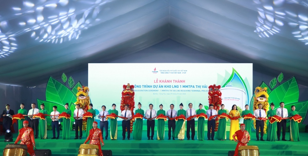 Phó Thủ tướng Trần Lưu Quang cùng các đại biểu cắt băng khánh thành kho cảng LNG 1 triệu tấn Thị Vải