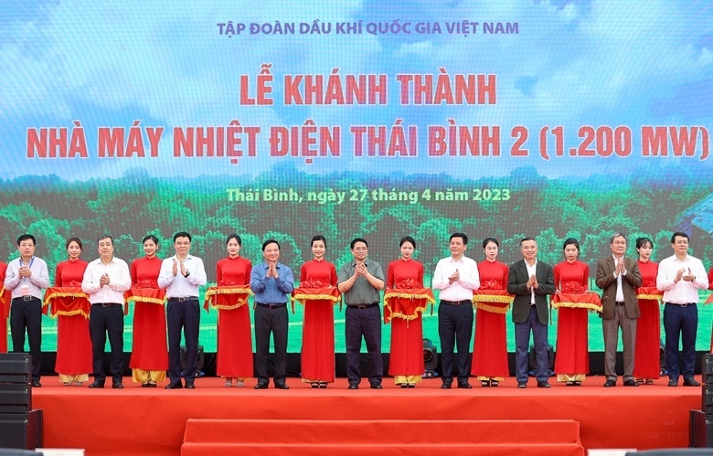 Thủ tướng Phạm Minh Chính và các đại biểu cắt băng khánh thành Nhà máy Nhiệt điện Thái Bình 2, ngày 27/4/2023