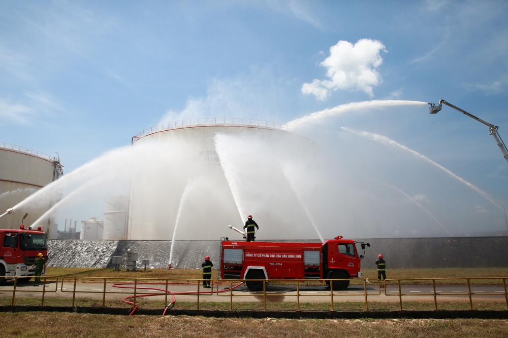 13-NDC-AB-0002-09: Đội phòng cháy chữa cháy Công ty thường xuyên tập luyện, trui rèn kỹ năng nghiệp vụ.