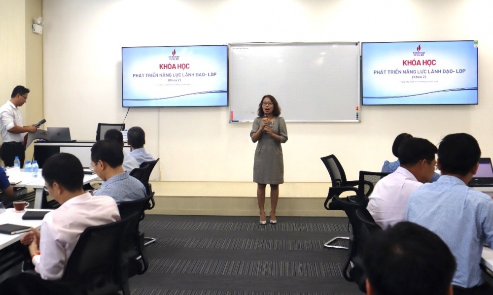 Bà Trần Mai Hương phát biểu tại khóa học Bà Trần Mai Hương phát biểu tại khóa học