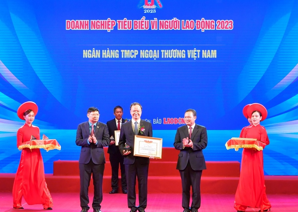 Vietcombank lần thứ tư liên tiếp được Bằng khen “Doanh nghiệp tiêu biểu vì người lao động”