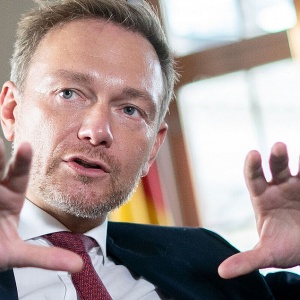 Bộ trưởng Tài chính Đức: Chưa tới thời của năng lượng giá rẻ!