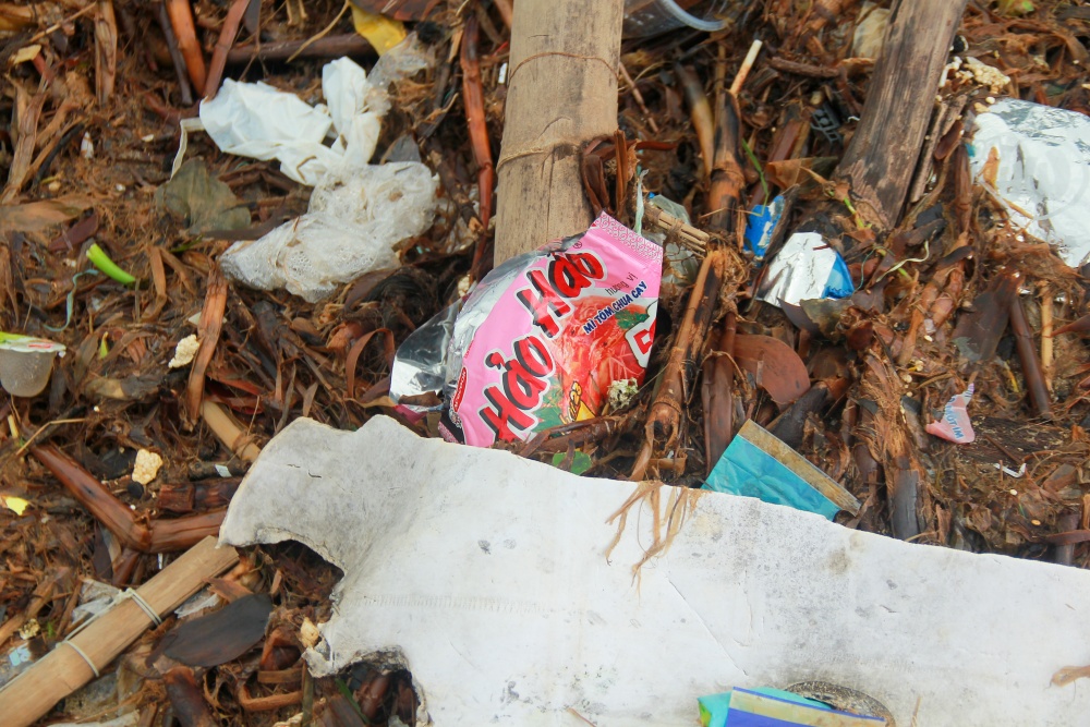 Quảng Ngãi: Hàng tấn rác thải phủ kín bờ biển sau mưa lớn