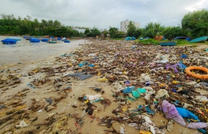 Quảng Ngãi: Hàng tấn rác thải phủ kín bờ biển sau mưa lớn