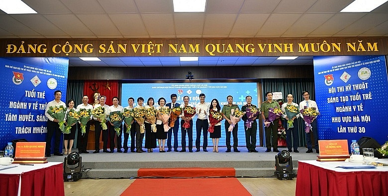 Bí thư thứ nhất Trung ương Đoàn Bùi Quang Huy tặng hoa Ban Chỉ đạo Hội thi.
