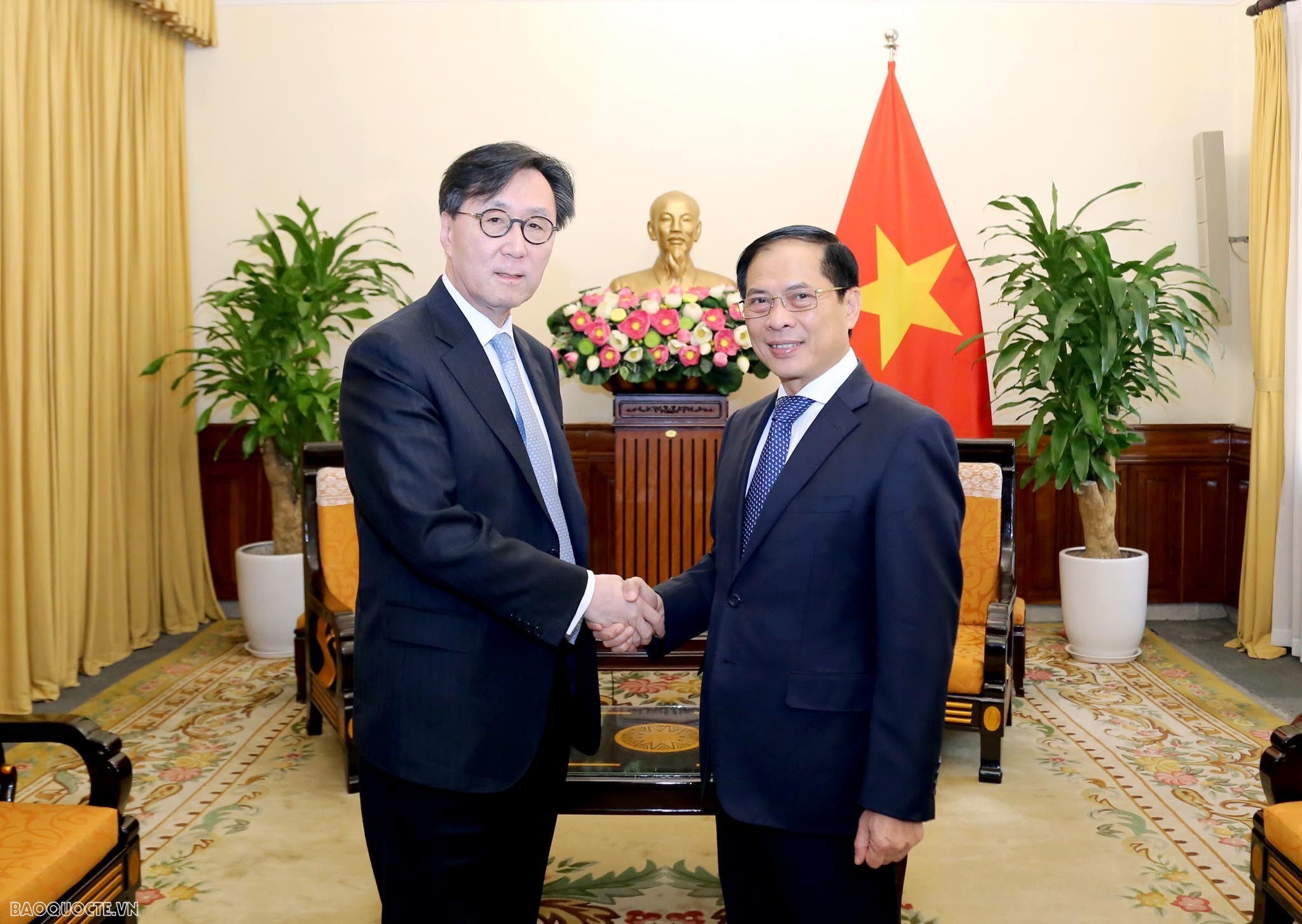 Bộ trưởng Ngoại giao Bùi Thanh Sơn đã tiếp Thứ trưởng Thứ  nhất Bộ Ngoại giao Hàn Quốc Chang Ho Jin chào xã giao.