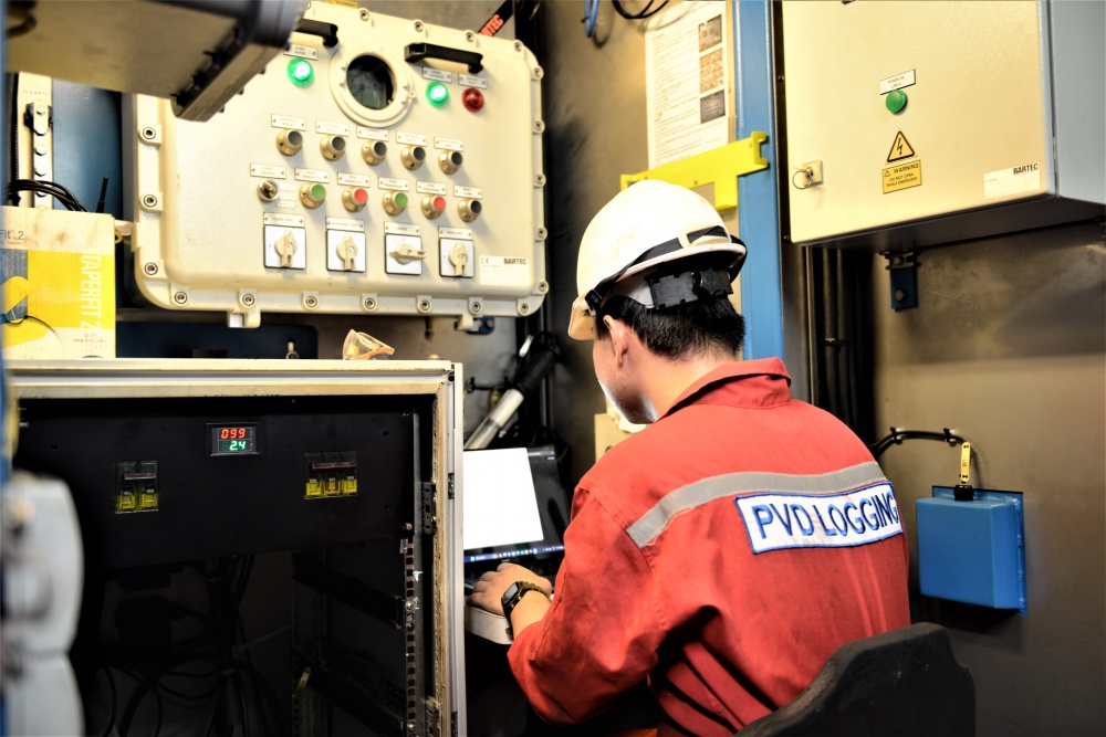 18-NTT2-AB-0003-04: Tình trạng của giếng dầu được các kỹ sư PVD Logging theo dõi trực tiếp và phân tích theo dữ liệu trên màn hình máy tính trong trạm điều khiển thông qua các thông số kỹ thuật đo được.