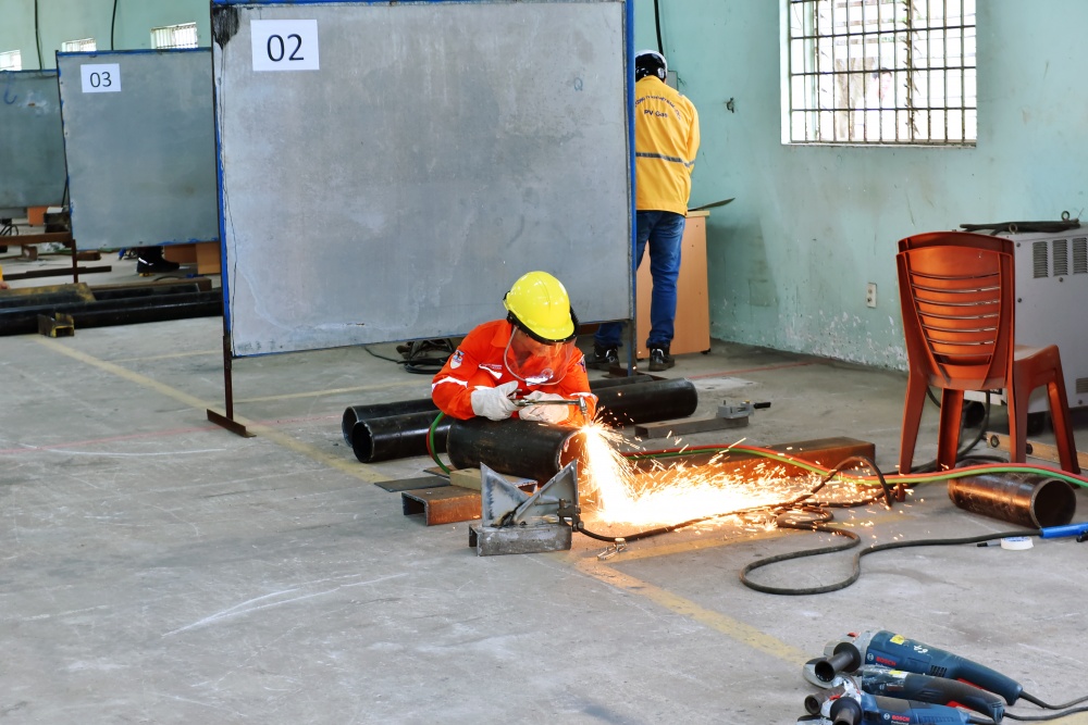 28-NTHT-AD-0005: Người lao động thi môn Lắp ráp tại Hội thi tay nghề Dầu khí.