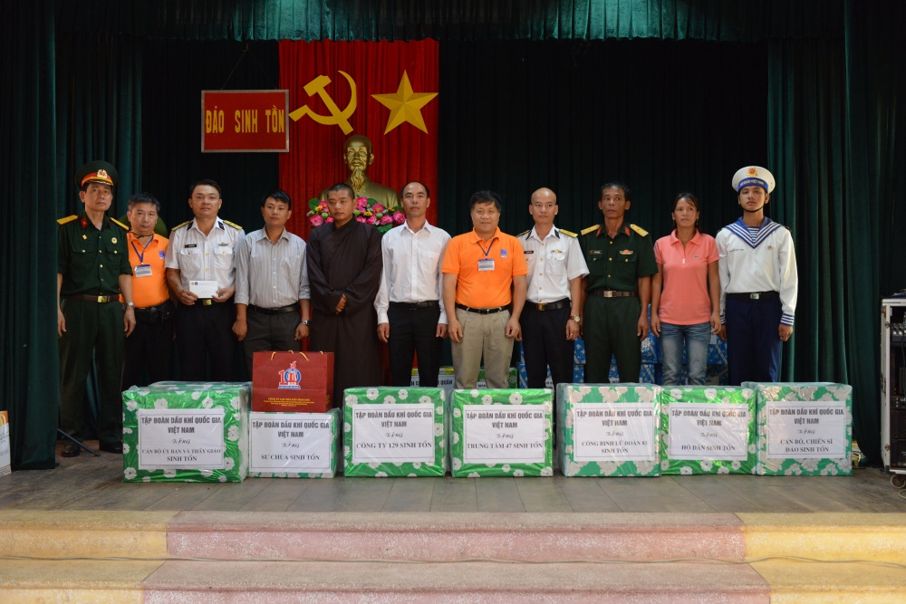 13-PNL-AB-0003-05: Đồng chí Phan Ngọc Trung - Thành viên HĐTV đại diện Lãnh đạo PVN thăm, động viên và tặng quà cho cán bộ, chiến sĩ tại đảo Sinh Tồn.