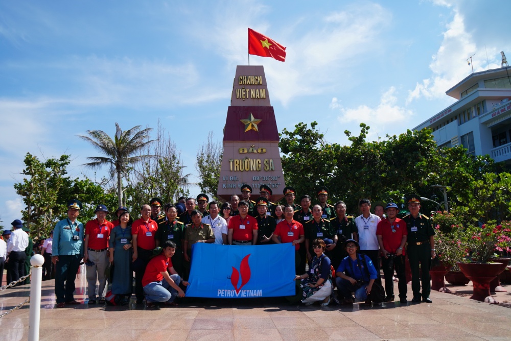 13-PNL-AB-0003-08: Đoàn đại biểu Hội Cựu chiến binh các đơn vị thuộc PVN chụp ảnh lưu niệm tại đảo Trường Sa Lớn.
