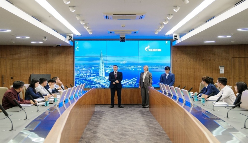 Ông Alexander Petchenkin, Giám đốc Viện doanh nghiệp Gazprom phát biểu khai mạc chương trình