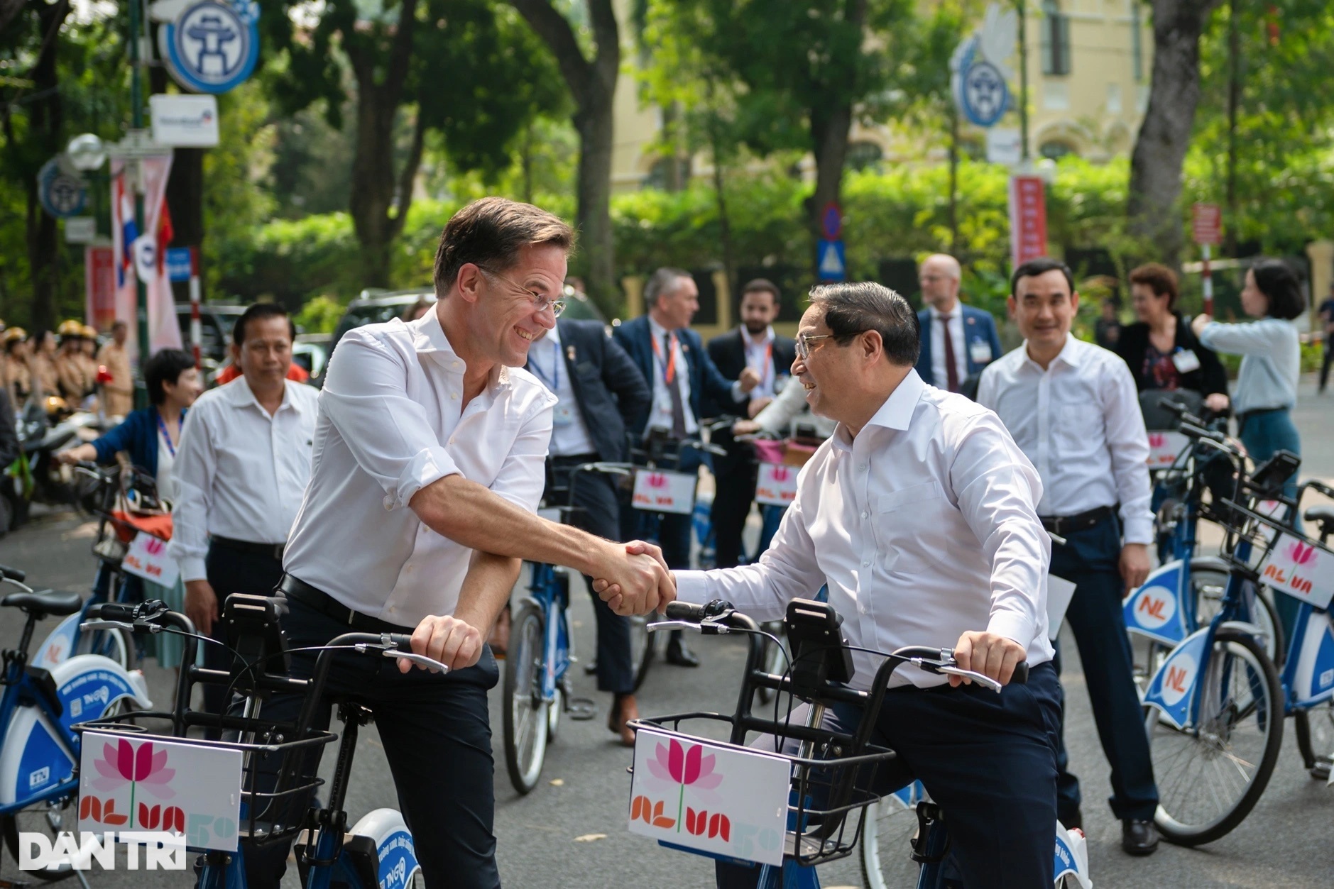 Thủ tướng Hà Lan đạp xe dạo phố và chuyện hậu trường của sĩ quan cảnh vệ - 4