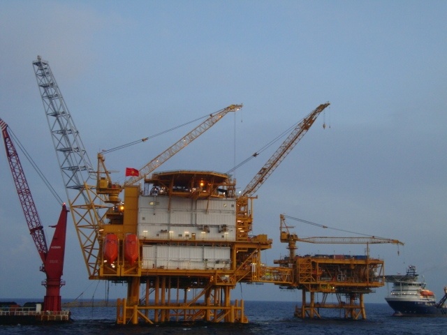 Lắp đặt Giàn công nghệ trung tâm Hải Thạch (PQP-HT) trên biển.