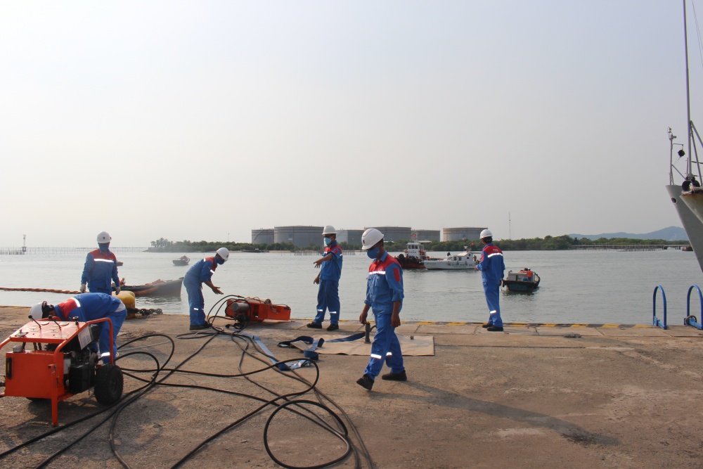 17-NKT-AD-0005: CBNV PVOIL Miền Đông phối hợp diễn tập phòng cháy chữa cháy với cơ quan địa phương năm 2023. 17-NKT-AD-0005: CBNV PVOIL Miền Đông phối hợp diễn tập phòng cháy chữa cháy với cơ quan địa phương năm 2023.