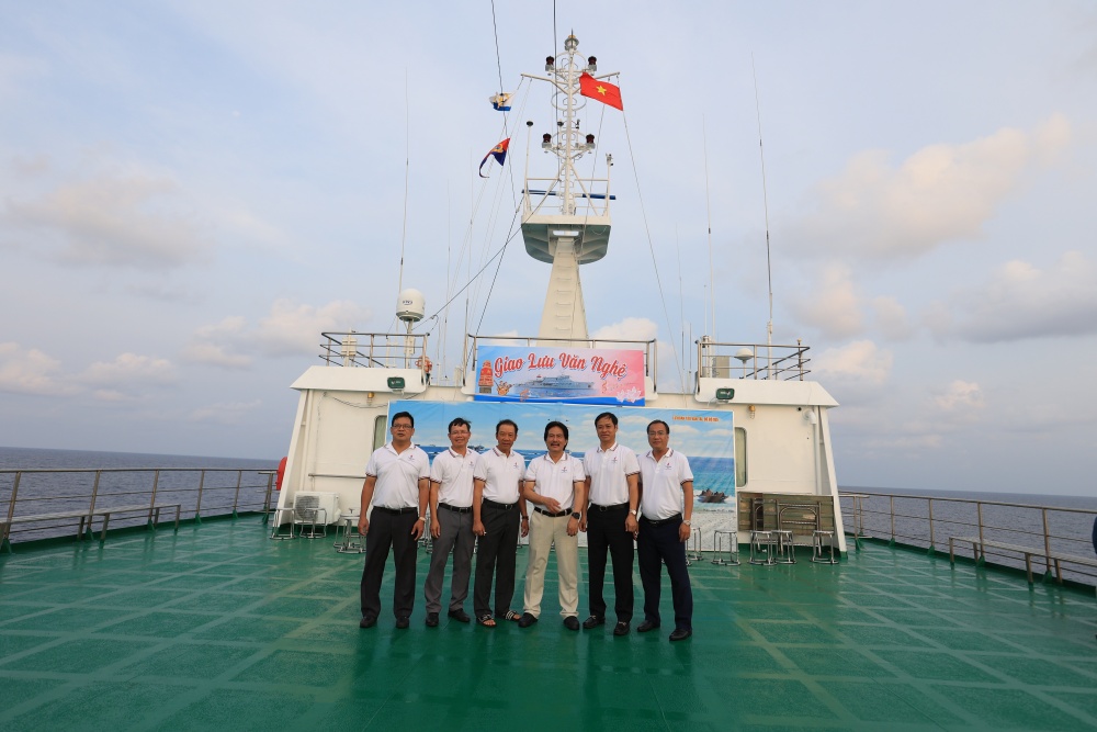 16-MVH-AB-0001-02: Đoàn công tác của PV GAS chụp ảnh lưu niệm với Lãnh đạo Tập đoàn Dầu khí trong quá trình hải hành trên con tàu HQ-571 đến với Trường Sa, nơi tiền tiêu của Tổ quốc.