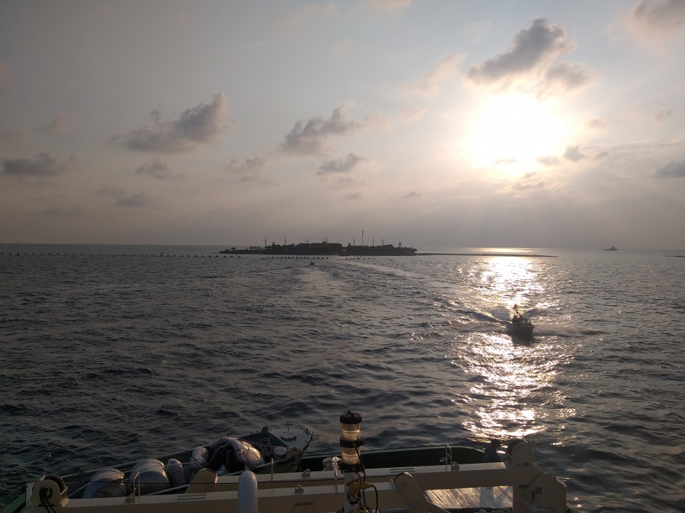 16-MVH-AB-0001-03: Bình minh trên đảo Sinh Tồn Đông, ảnh chụp từ tàu HQ-571 ngày 14/4/2022 (ngày thứ 3 của hải hành).
