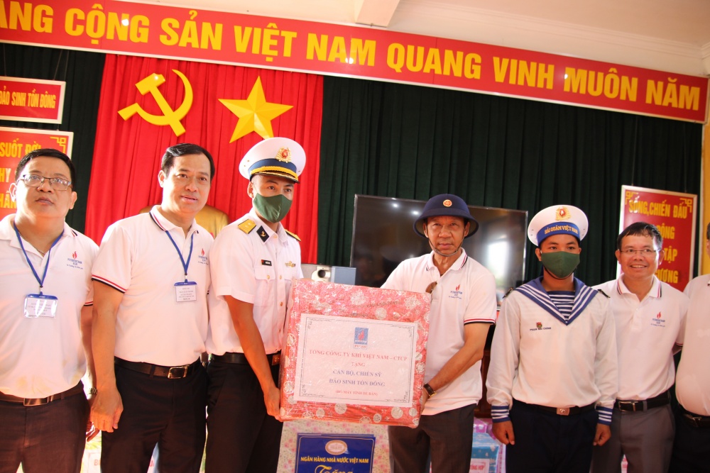 16-MVH-AB-0001-04: Đoàn công tác của PV GAS trao quà cho cán bộ, chiến sĩ đảo Sinh Tồn Đông.