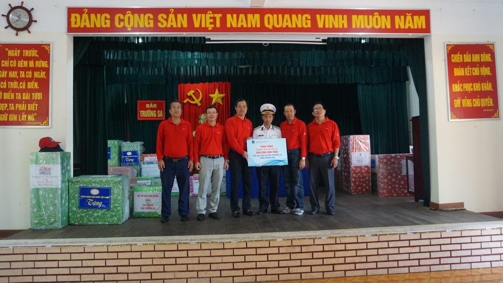 16-MVH-AB-0001-09: Đoàn công tác của PV GAS trao quà cho cán bộ, chiến sĩ đảo Trường Sa Lớn.