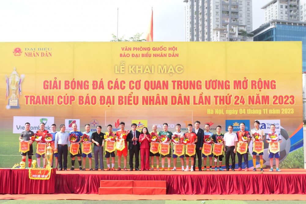 trao hoa và cờ lưu niệm tặng đại diện 16 đội bóng tham dự Giải. trao hoa và cờ lưu niệm tặng đại diện 16 đội bóng tham dự Giải.