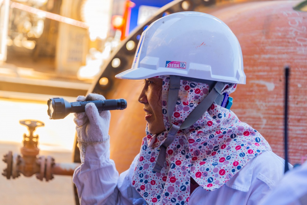 20-BVTU-AB-0001-03: Nữ kỹ sư Nguyễn Thị Tường Vi miệt mài trên công trường Nhà máy Lọc dầu.