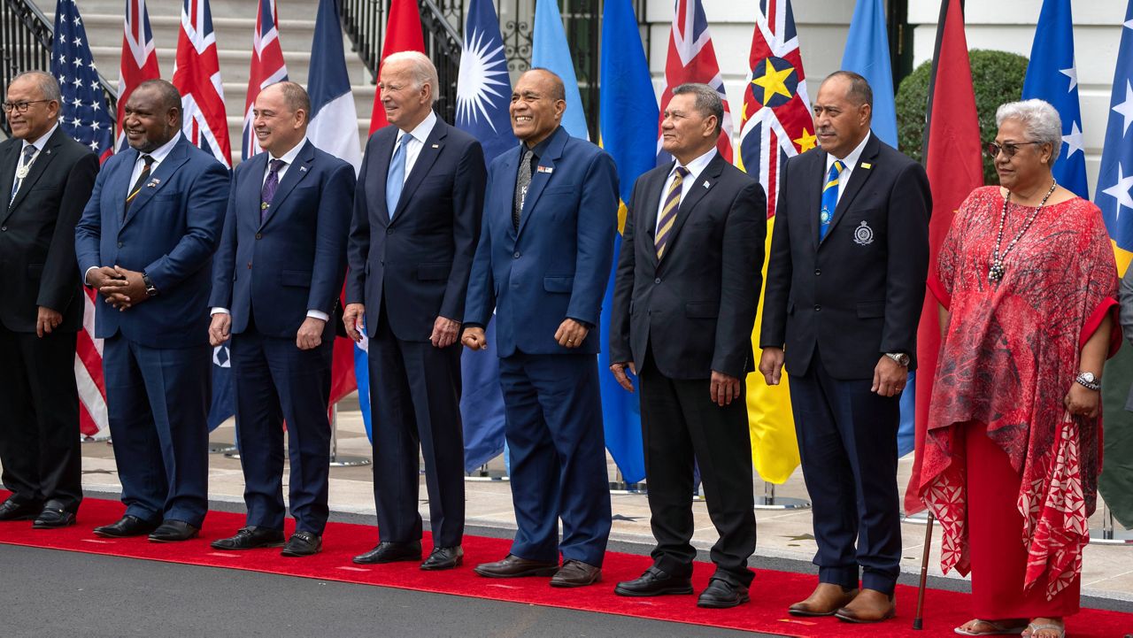 Tổng thống Joe Biden, thứ tư từ trái sang, đứng cùng các nhà lãnh đạo Diễn đàn Quần đảo Thái Bình Dương