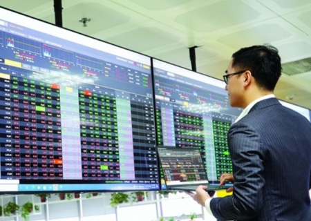 UBCKNN: Nhà đầu tư hãy tin vào thị trường chứng khoán Việt Nam