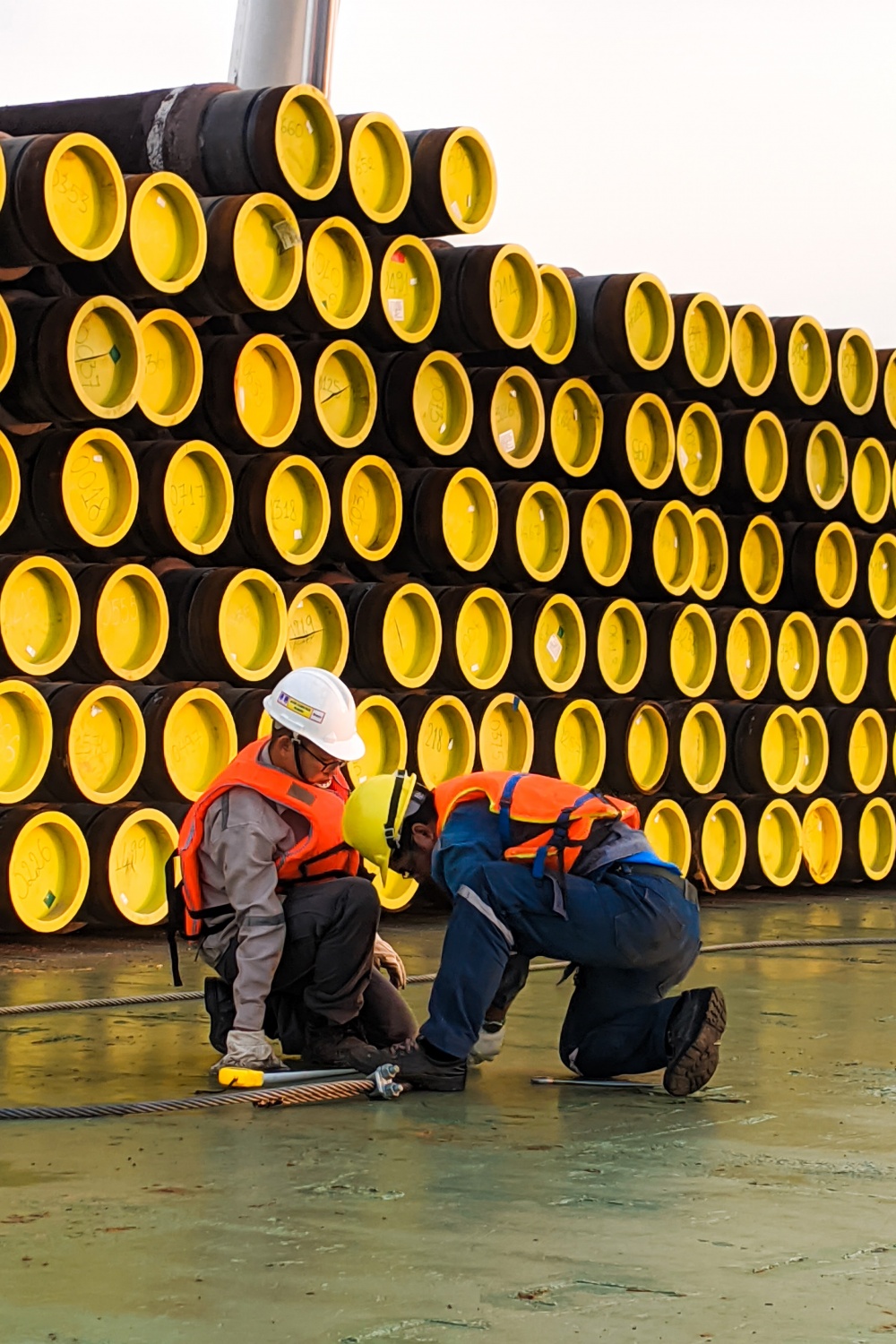20-TNT-AB-0004-02: Các công nhân tham gia công tác chằng buộc cho các đoạn ống 26 inch của dự án đường ống Sao Vàng Đại Nguyệt (năm 2019).