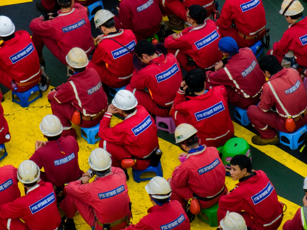 20-TNT-AD-0007: Các nhân sự tham gia họp an toàn đầu ca - Dự án thi công ngoài khơi Gallaf 3 cho khách hàng North Oil Company - Qatar, năm 2023