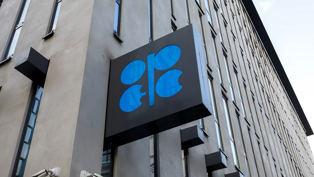 Quyết định giảm sản lượng của OPEC+ khiến giá dầu giảm mạnh