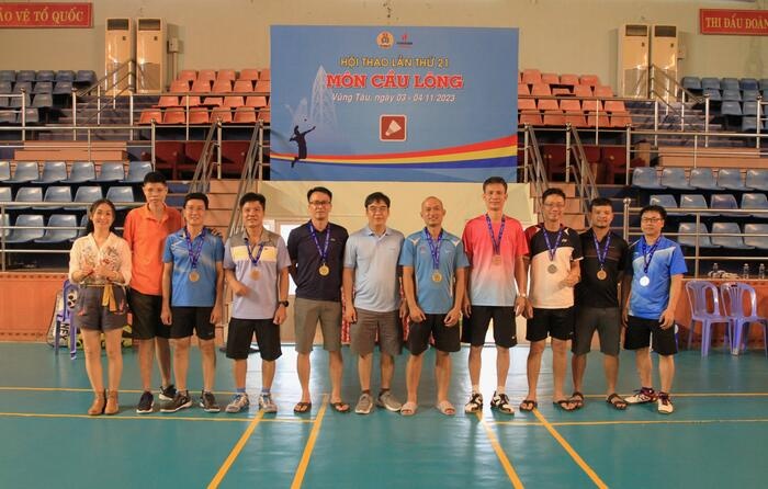 Chủ tịch Công đoàn PV Drilling Hoàng Xuân Bách (giữa) trao huy chương môn cầu lông.